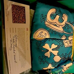 Hampton Road
Chanel
“Love Locks” scarf
Made in Italy